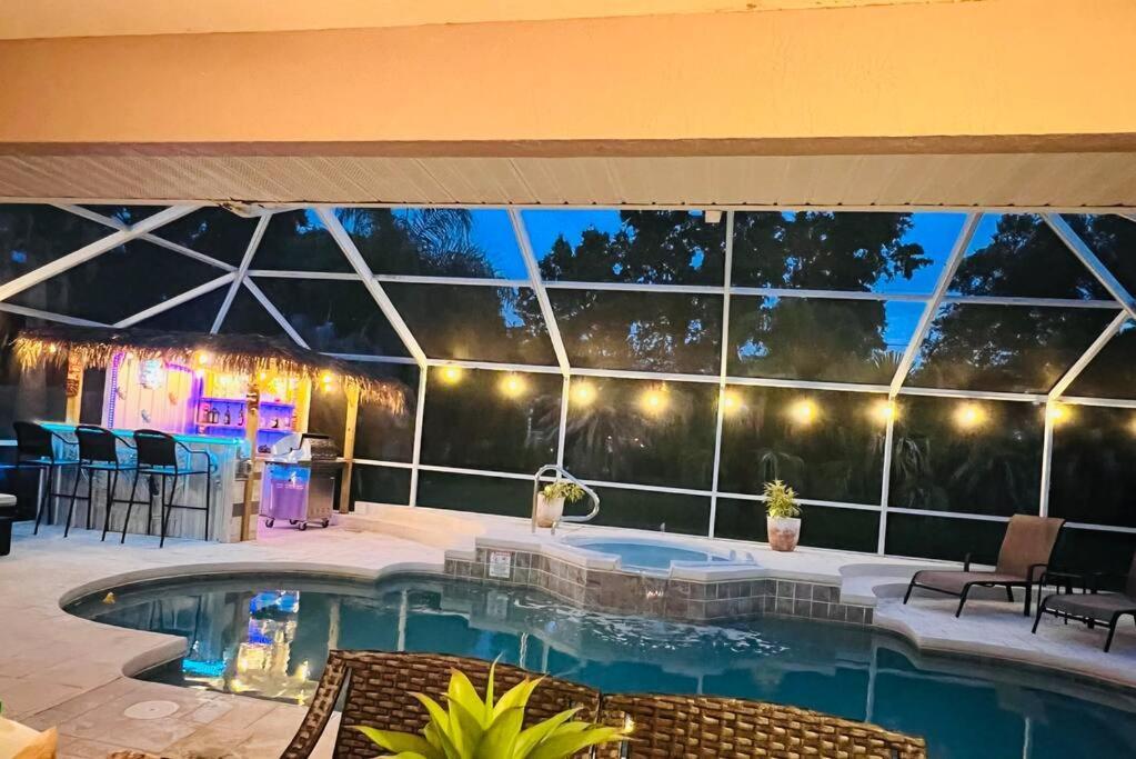 Peachland Getaway With Pool And Tiki Bar Villa Port Charlotte Exteriör bild