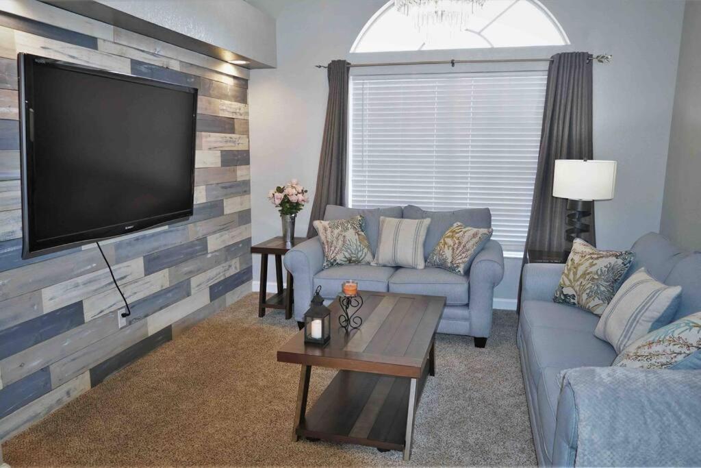 Peachland Getaway With Pool And Tiki Bar Villa Port Charlotte Exteriör bild