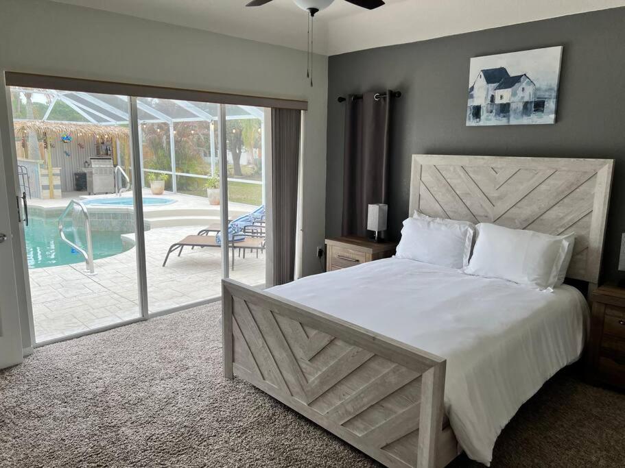Peachland Getaway With Pool And Tiki Bar Villa Port Charlotte Exteriör bild