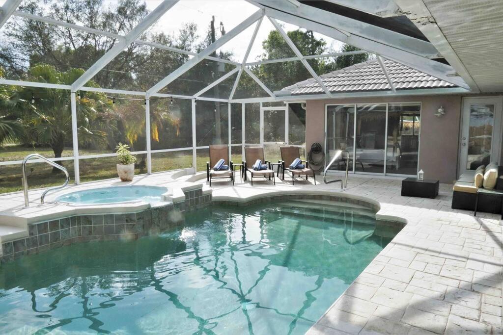 Peachland Getaway With Pool And Tiki Bar Villa Port Charlotte Exteriör bild